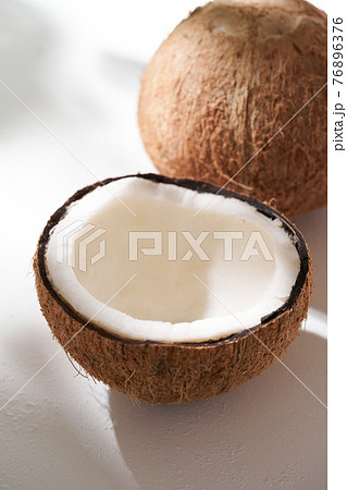 半分に割ったココナッツ 76896376