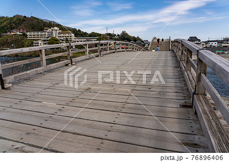 山口県岩国市 錦帯橋を渡る 山口県岩国市 錦帯橋を渡る 76896406