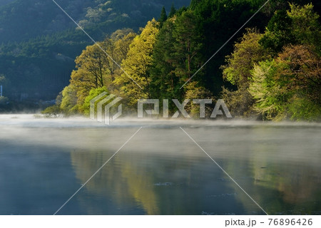 室生湖の霧 76896426