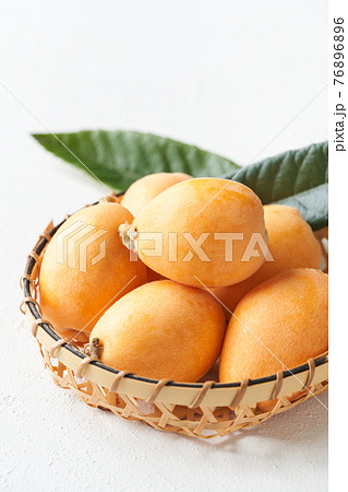 籠に盛られたびわ 籠に盛られたびわ 76896896