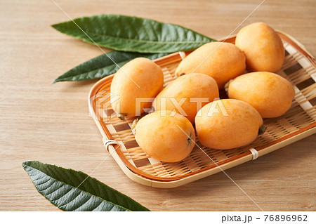 ざるに盛られたびわ ざるに盛られたびわ 76896962