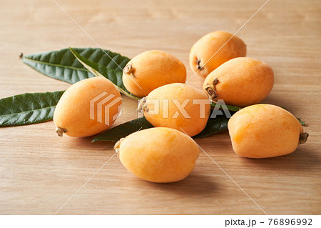 複数の枇杷 複数の枇杷 76896992
