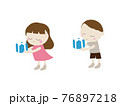 プレゼントを持っている子供 76897218