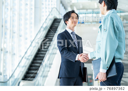 ビジネス　ビジネスマン　建築　建設　製造　不動産　エンジニア　男性 76897362