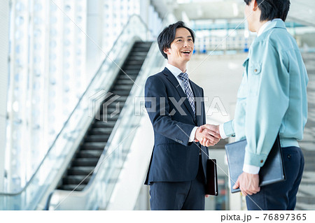ビジネス　ビジネスマン　建築　建設　製造　不動産　エンジニア　男性 76897365