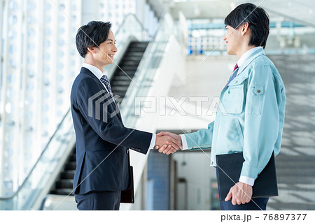 ビジネス ビジネスマン 建築 建設 製造 不動産 エンジニア 男性 ビジネス ビジネスマン 建築 建設 製造 不動産 エンジニア 男性 76897377