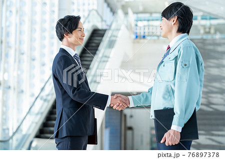 ビジネス ビジネスマン 建築 建設 製造 不動産 エンジニア 男性 ビジネス ビジネスマン 建築 建設 製造 不動産 エンジニア 男性 76897378