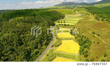 阿蘇の扇棚田の空撮 阿蘇の扇棚田の空撮 76897567