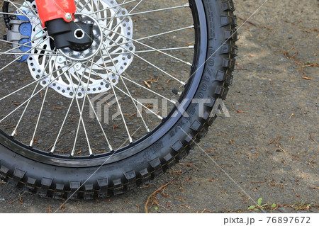 オフロードバイクのフロントタイヤ 76897672