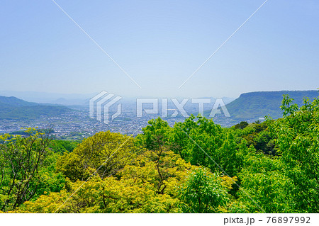新緑　高松市街並みと屋島(八栗寺お迎え大師からの眺め) 76897992
