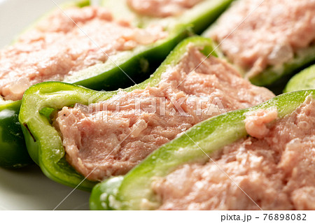 ピーマンの肉詰め(調理中、加熱前の状態。)。 ピーマンの肉詰め(調理中、加熱前の状態。)。 76898082