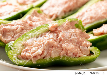 ピーマンの肉詰め(調理中、加熱前の状態。)。 76898083