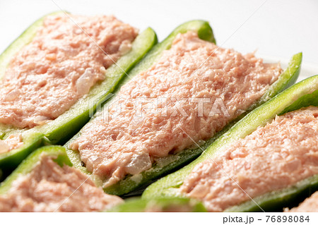 ピーマンの肉詰め(調理中、加熱前の状態。)。 76898084