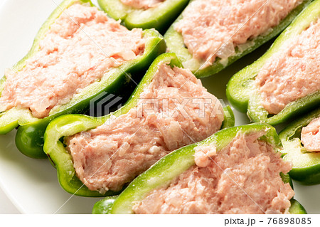 ピーマンの肉詰め(調理中、加熱前の状態。)。 76898085