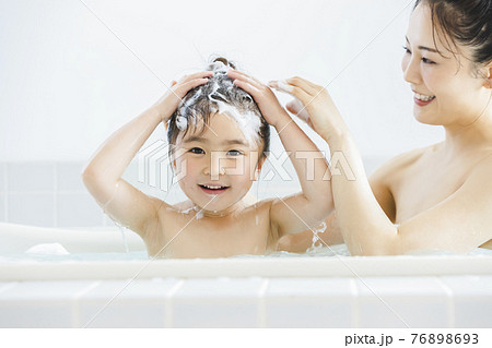 親子で入浴　シャンプー 76898693