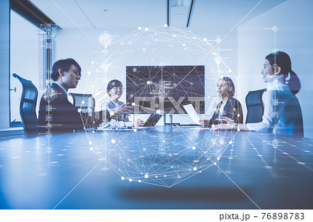 会社で働くビジネスパーソン 76898783