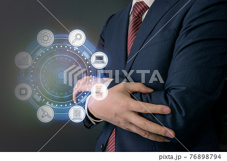 会社で働くビジネスパーソン 会社で働くビジネスパーソン 76898794