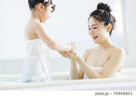 親子で入浴 ライフスタイル 親子で入浴 ライフスタイル 76898801