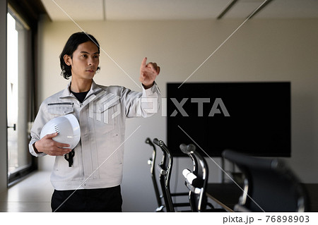 会社で働くビジネスパーソン 76898903