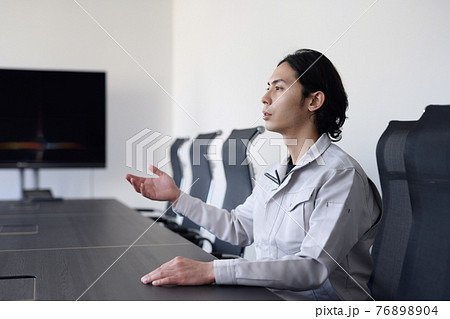 会社で働くビジネスパーソン 76898904