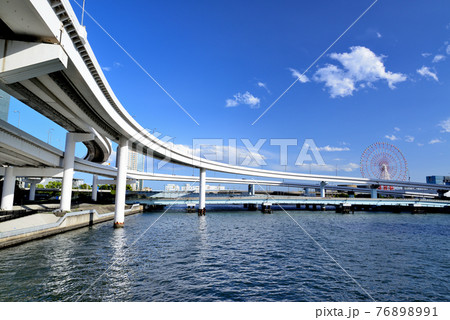 東京　首都高速湾岸線　有明ジャンクションの風景 76898991