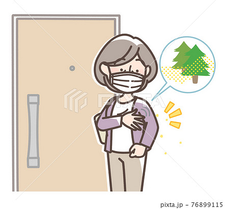 家に入る前に花粉を払うおばあさん 家に入る前に花粉を払うおばあさん 76899115