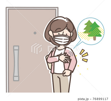 家に入る前に花粉を払う女性 76899117