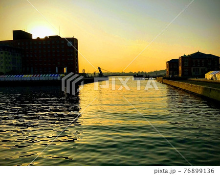 門司港運河の夕暮れ 76899136