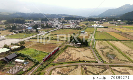 阿蘇の豊肥本線赤水駅の列車 76899271