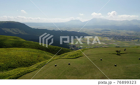 阿蘇のミルクロードの空撮 76899323