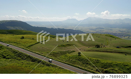 阿蘇のミルクロードの空撮 76899325