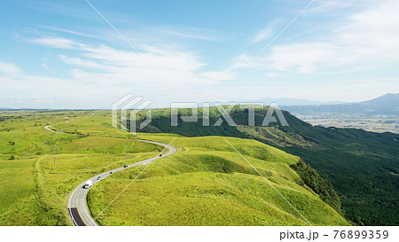 阿蘇のミルクロードの空撮 76899359