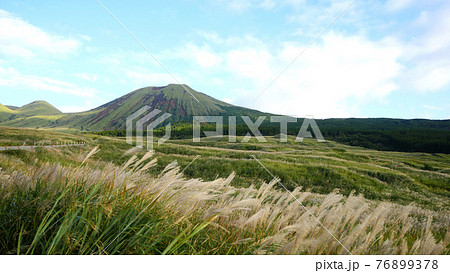 阿蘇の杵島岳とすすき 76899378