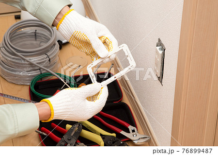 電気工事　コンセント工事現場 76899487
