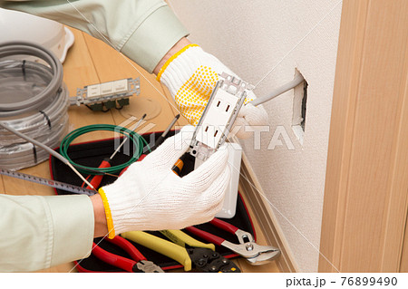 住宅電気工事　コンセント工事現場 76899490