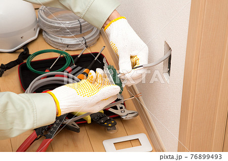 電気工事　電気工事士　電気工事現場 76899493