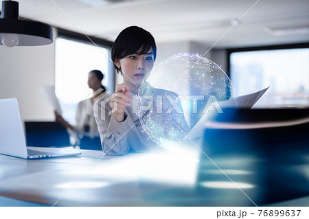 会社で働くビジネスパーソン 76899637