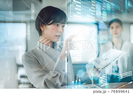 会社で働くビジネスパーソン 会社で働くビジネスパーソン 76899641