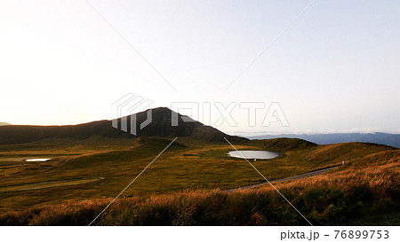 阿蘇草千里ヶ浜の空撮 阿蘇草千里ヶ浜の空撮 76899753