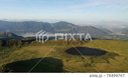 阿蘇草千里ヶ浜の空撮 阿蘇草千里ヶ浜の空撮 76899767