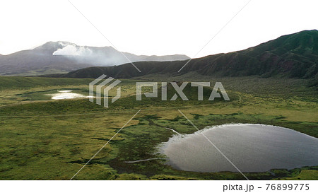 阿蘇草千里ヶ浜の空撮 阿蘇草千里ヶ浜の空撮 76899775