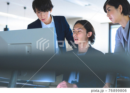会社で働くビジネスパーソン 76899806