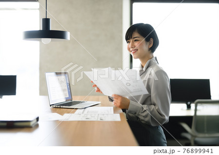 会社で働くビジネスパーソン 会社で働くビジネスパーソン 76899941