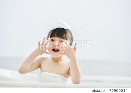シャンプーをする女の子 76900054