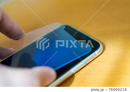 スマホに保護ガラスを貼る スマホに保護ガラスを貼る 76900219