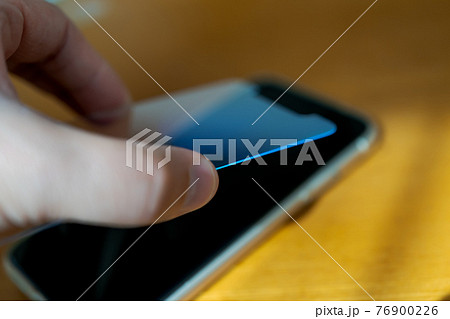スマホに保護ガラスを貼る スマホに保護ガラスを貼る 76900226
