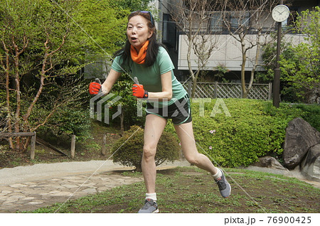 ストレッチする長身美女 ストレッチする長身美女 76900425