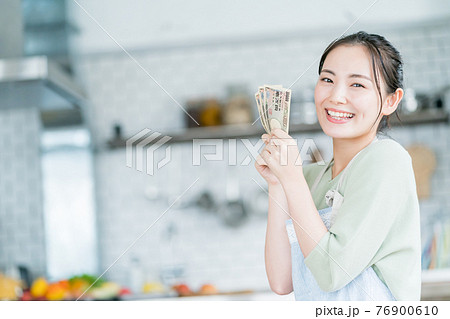 主婦とお金 76900610