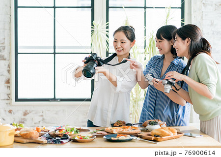 料理写真を撮る女性 76900614