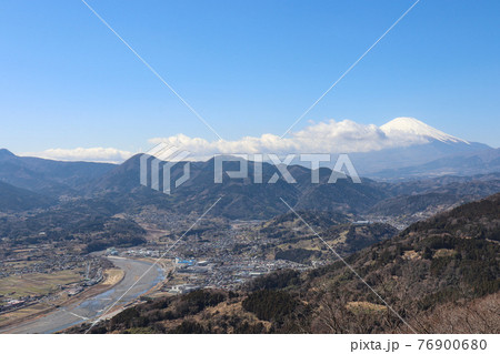 富士山と山北町の街並み（神奈川県） 76900680